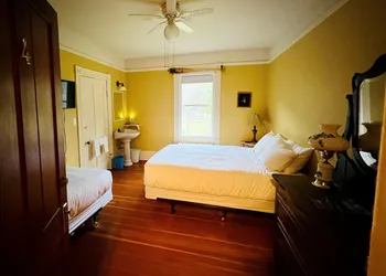 Sasquatch Crossing Eco Lodge B&B hotel thumbnail 6
