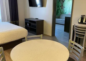 Super 8 by Wyndham Winnipeg East MB hotel thumbnail 7