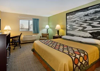 Super 8 by Wyndham Rochelle hotel thumbnail 4