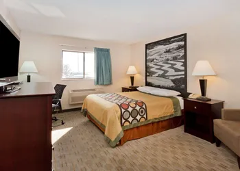 Super 8 by Wyndham Rochelle hotel thumbnail 8