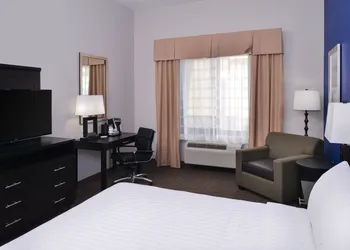 Holiday Inn Express & Suites Bakersfield Airport by IHG hotel thumbnail 6