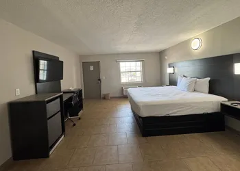 Travelodge by Wyndham Venice hotel thumbnail 8