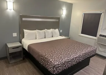 112 Motel hotel thumbnail 7