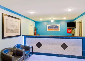 Howard Johnson by Wyndham Galveston hotel thumbnail 2