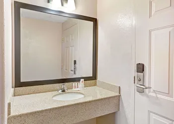 Howard Johnson by Wyndham Galveston hotel thumbnail 4