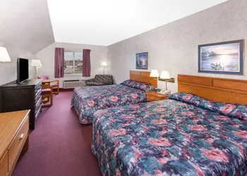 Super 8 by Wyndham St. Ignace hotel thumbnail 4