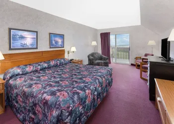 Super 8 by Wyndham St. Ignace hotel thumbnail 5