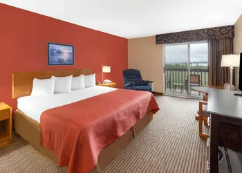 Super 8 by Wyndham St. Ignace hotel thumbnail 6