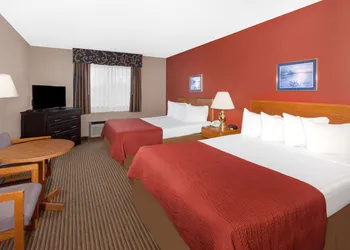 Super 8 by Wyndham St. Ignace hotel thumbnail 7