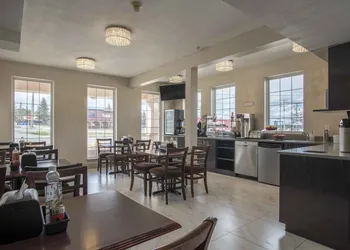 Ramada by Wyndham 100 Mile House hotel thumbnail 5
