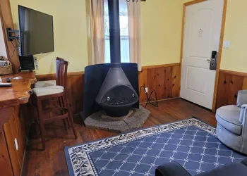 Hillcrest Suites & Cabins hotel thumbnail 2