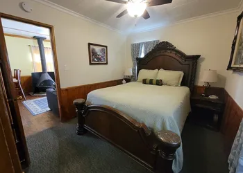 Hillcrest Suites & Cabins hotel thumbnail 3