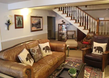 Black Bear Manor hotel thumbnail 2