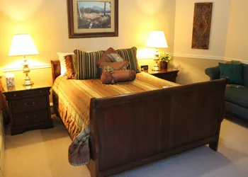 Black Bear Manor hotel thumbnail 5