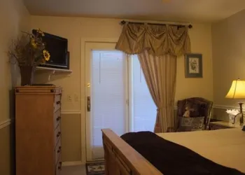 Black Bear Manor hotel thumbnail 6