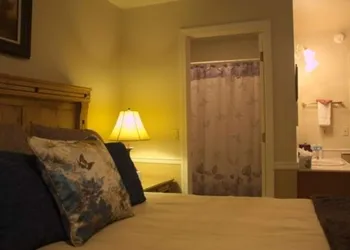 Black Bear Manor hotel thumbnail 7