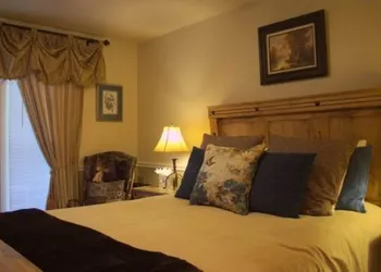 Black Bear Manor hotel thumbnail 8