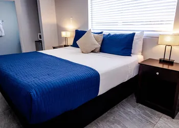 Up Midtown hotel thumbnail 3