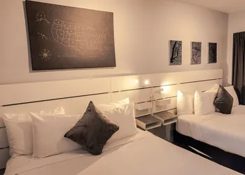 Up Midtown hotel thumbnail 5