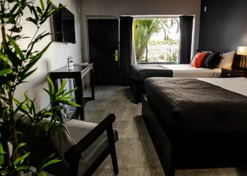 Up Midtown hotel thumbnail 6