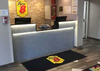 Super 8 by Wyndham South Holland hotel thumbnail 2