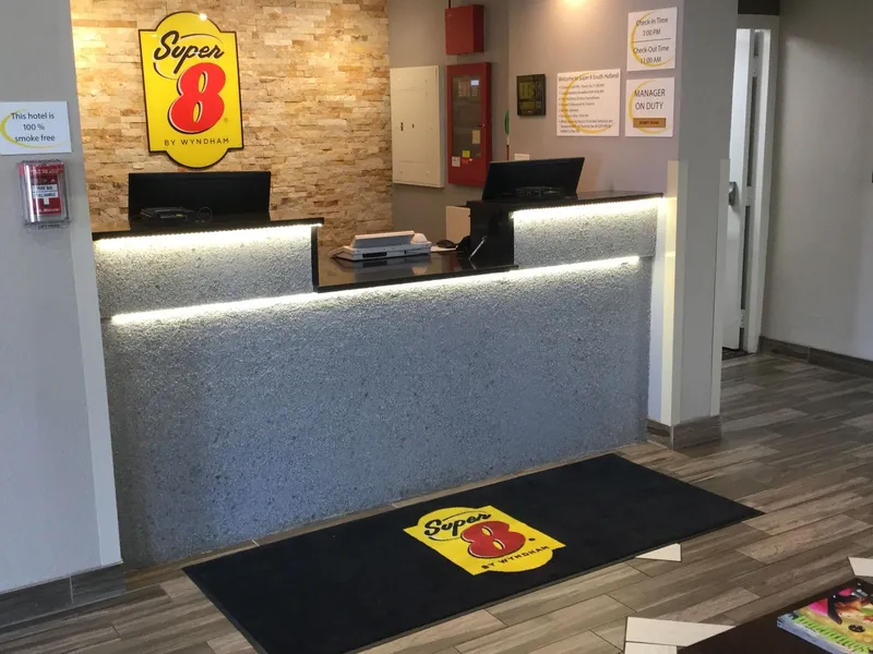 Super 8 by Wyndham South Holland hotel detail image 2