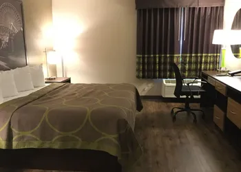 Super 8 by Wyndham South Holland hotel thumbnail 3