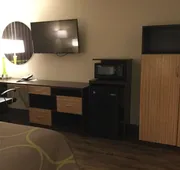Super 8 by Wyndham South Holland hotel detail image 4