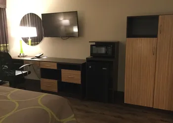 Super 8 by Wyndham South Holland hotel thumbnail 4