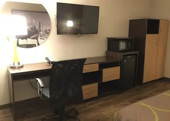 Super 8 by Wyndham South Holland hotel thumbnail 7
