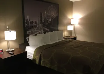 Super 8 by Wyndham South Holland hotel thumbnail 8