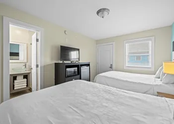 Madison Beach Motel hotel thumbnail 2