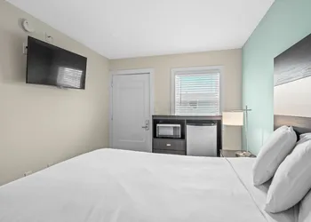 Madison Beach Motel hotel thumbnail 6