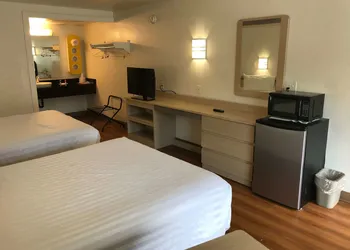 Travelodge by Wyndham Fayetteville hotel thumbnail 4