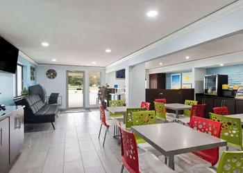 Days Inn by Wyndham Miami hotel thumbnail 3