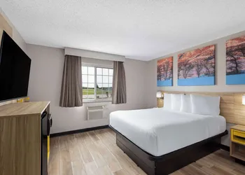 Days Inn by Wyndham Miami hotel thumbnail 7
