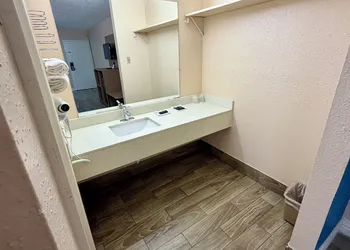 Guest Inn & Suites hotel thumbnail 7