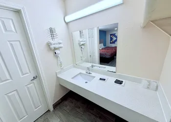 Guest Inn & Suites hotel thumbnail 8