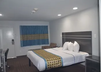 Traveler's Inn hotel thumbnail 8