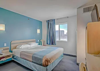 Econo Lodge Menomonie hotel thumbnail 2