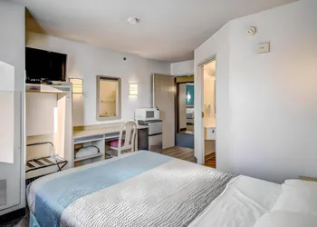 Econo Lodge Menomonie hotel thumbnail 3