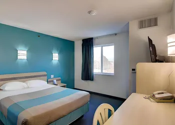 Econo Lodge Menomonie hotel thumbnail 4