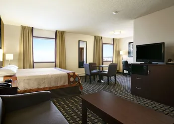 Super 8 by Wyndham Fox Creek hotel thumbnail 4