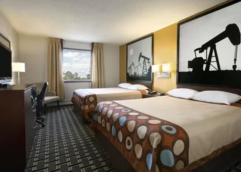 Super 8 by Wyndham Fox Creek hotel thumbnail 5