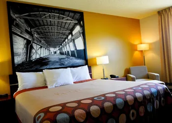 Super 8 by Wyndham Fox Creek hotel thumbnail 7