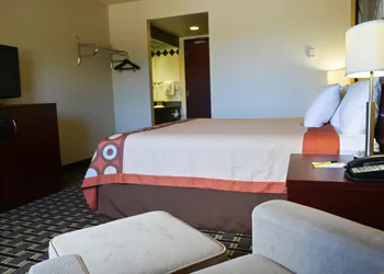 Super 8 by Wyndham Fox Creek hotel thumbnail 8
