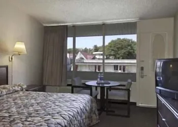 Motel 6 New Brunswick hotel thumbnail 5