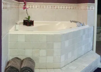 Lil Black Bear Inn hotel thumbnail 5
