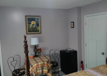 Lil Black Bear Inn hotel thumbnail 7