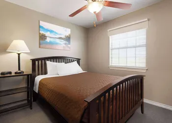 Eagle's Den Suites Cotulla a Travelodge by Wyndham hotel thumbnail 3